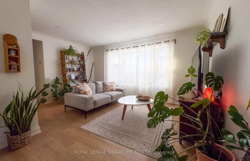 437 Upper Kenilworth Avenue, Hamilton, ON - Indoor Photo Showing Living Room