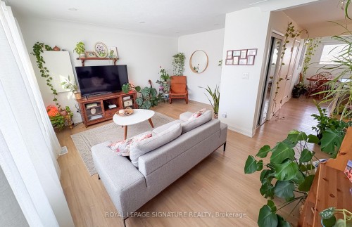 437 Upper Kenilworth Avenue, Hamilton, ON - Indoor Photo Showing Living Room