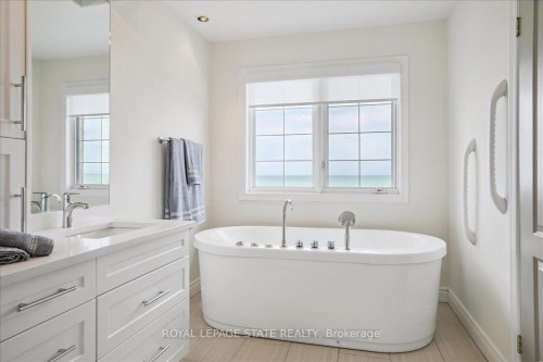 55 Edgewater Drive, Hamilton, ON - Indoor Photo Showing Bathroom