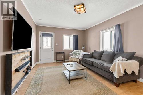 1255 Yuill Street Se, Medicine Hat, AB - Indoor Photo Showing Living Room
