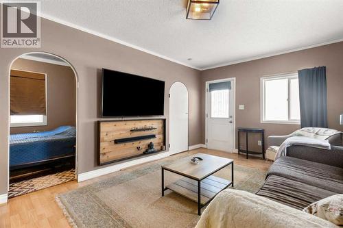 1255 Yuill Street Se, Medicine Hat, AB - Indoor Photo Showing Living Room