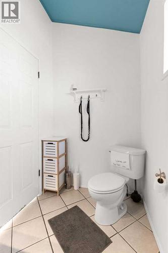 1255 Yuill Street Se, Medicine Hat, AB - Indoor Photo Showing Bathroom
