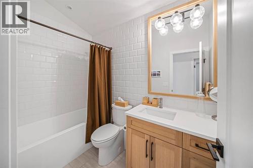 4, 810 3Rd Street, Canmore, AB - Indoor Photo Showing Bathroom