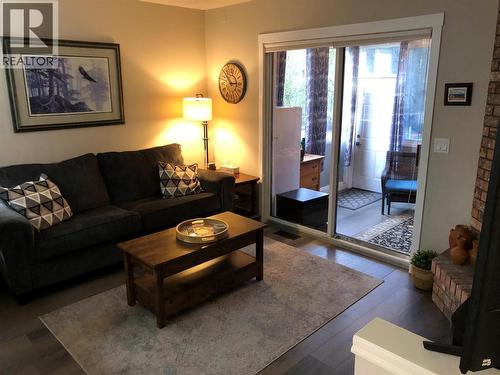 1255 Raymer Avenue Unit# 572, Kelowna, BC - Indoor Photo Showing Living Room