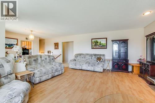 3088 Beverly Place, West Kelowna, BC - Indoor Photo Showing Living Room