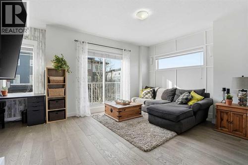 Living room - 70, 111 Rainbow Falls Gate, Chestermere, AB - Indoor Photo Showing Living Room