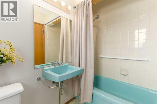 6701 Laird Court Sw, Calgary, AB - Indoor Photo Showing Bathroom