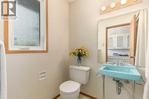 6701 Laird Court Sw, Calgary, AB - Indoor Photo Showing Bathroom