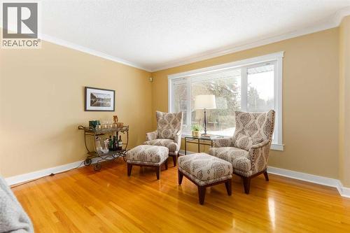 6701 Laird Court Sw, Calgary, AB - Indoor Photo Showing Living Room