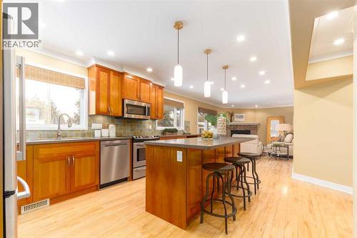 6701 Laird Court Sw, Calgary, AB - Indoor Photo Showing Kitchen With Upgraded Kitchen