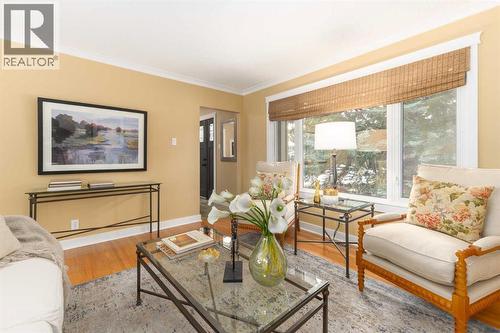 6701 Laird Court Sw, Calgary, AB - Indoor Photo Showing Living Room