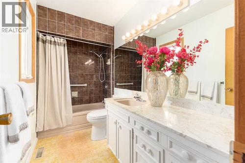 6701 Laird Court Sw, Calgary, AB - Indoor Photo Showing Bathroom