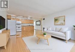 1805 - 633 BAY STREET  Toronto, ON M5G 2G4