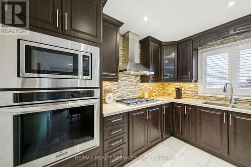 9 Beachville Circle, Brampton, ON - Indoor Photo Showing Kitchen With Double Sink With Upgraded Kitchen