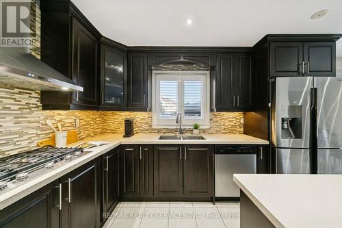 9 Beachville Circle, Brampton, ON - Indoor Photo Showing Kitchen With Double Sink With Upgraded Kitchen
