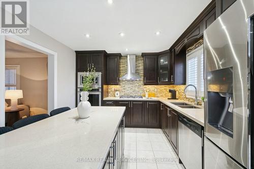 9 Beachville Circle, Brampton, ON - Indoor Photo Showing Kitchen With Double Sink With Upgraded Kitchen