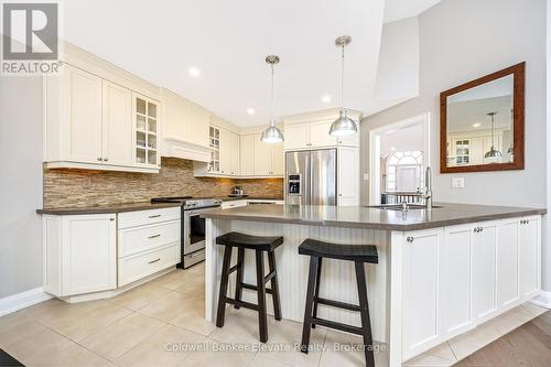 43 Newman Place, Halton Hills, ON - Indoor Photo Showing Kitchen With Upgraded Kitchen