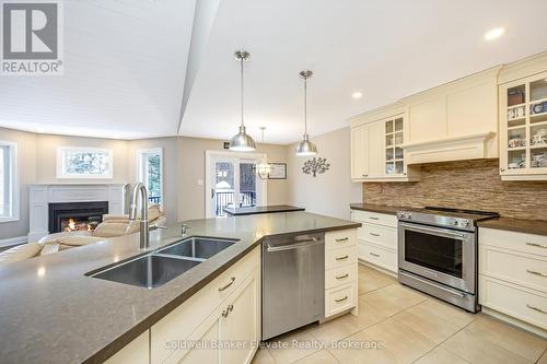 43 Newman Place, Halton Hills, ON - Indoor Photo Showing Kitchen With Stainless Steel Kitchen With Double Sink With Upgraded Kitchen