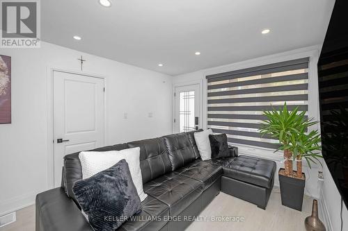 525 Britannia Avenue, Hamilton, ON - Indoor Photo Showing Living Room