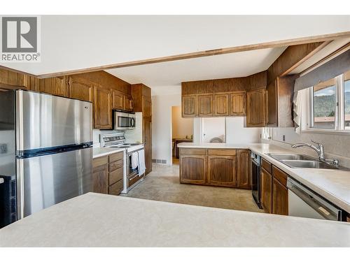412 104Th Street, Castlegar, BC - Indoor Photo Showing Kitchen With Double Sink