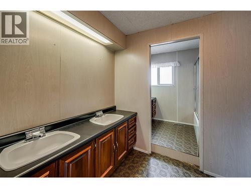 412 104Th Street, Castlegar, BC - Indoor Photo Showing Bathroom