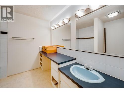 412 104Th Street, Castlegar, BC - Indoor Photo Showing Bathroom