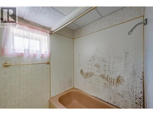 412 104Th Street, Castlegar, BC - Indoor Photo Showing Bathroom