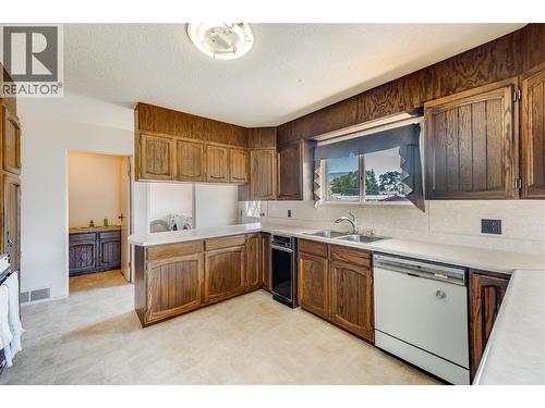 412 104Th Street, Castlegar, BC - Indoor Photo Showing Kitchen With Double Sink