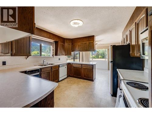 412 104Th Street, Castlegar, BC - Indoor Photo Showing Kitchen With Double Sink