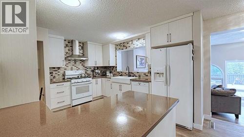 7508 7 Street Nw, Calgary, AB - Indoor Photo Showing Kitchen