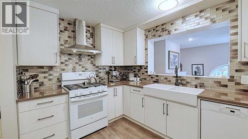 7508 7 Street Nw, Calgary, AB - Indoor Photo Showing Kitchen With Double Sink
