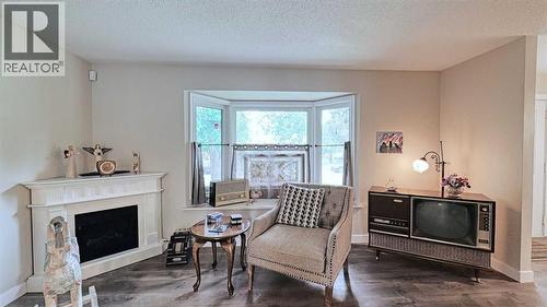 7508 7 Street Nw, Calgary, AB - Indoor Photo Showing Living Room With Fireplace