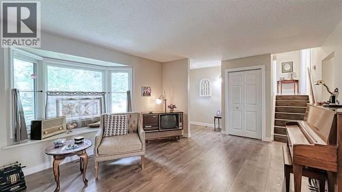 7508 7 Street Nw, Calgary, AB - Indoor Photo Showing Living Room
