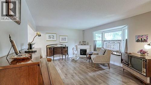 7508 7 Street Nw, Calgary, AB - Indoor Photo Showing Living Room With Fireplace