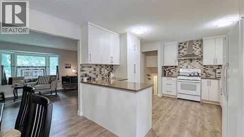 7508 7 Street Nw, Calgary, AB - Indoor Photo Showing Kitchen