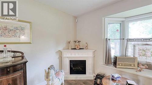 7508 7 Street Nw, Calgary, AB - Indoor With Fireplace