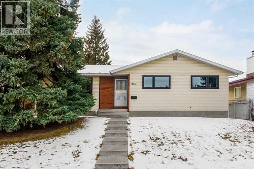 4535 Vandergrift Crescent NW  Calgary, AB T3A 0J1