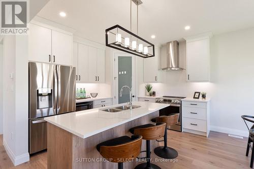 6366 Heathwoods Avenue, London South (South V), ON - Indoor Photo Showing Kitchen With Double Sink With Upgraded Kitchen
