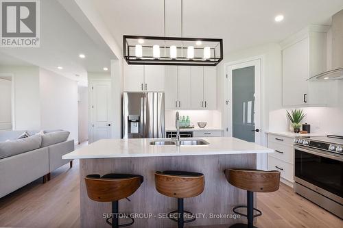 6366 Heathwoods Avenue, London South (South V), ON - Indoor Photo Showing Kitchen With Upgraded Kitchen