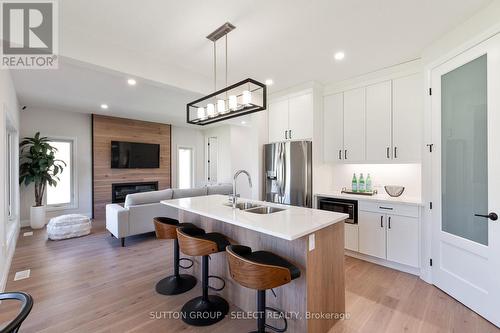 6366 Heathwoods Avenue, London South (South V), ON - Indoor Photo Showing Kitchen With Double Sink With Upgraded Kitchen
