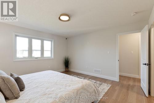 6366 Heathwoods Avenue, London South (South V), ON - Indoor Photo Showing Bedroom