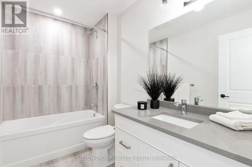 6366 Heathwoods Avenue, London South (South V), ON - Indoor Photo Showing Bathroom