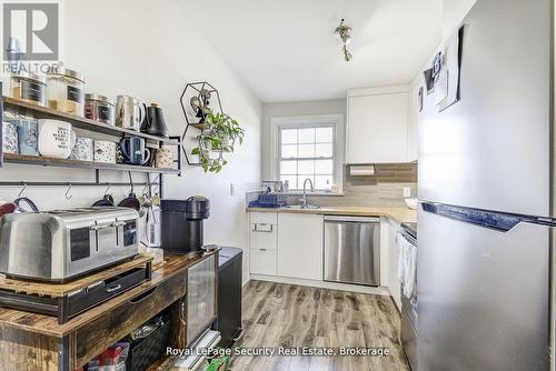 11310 Trafalgar Road, Halton Hills, ON - Indoor Photo Showing Kitchen