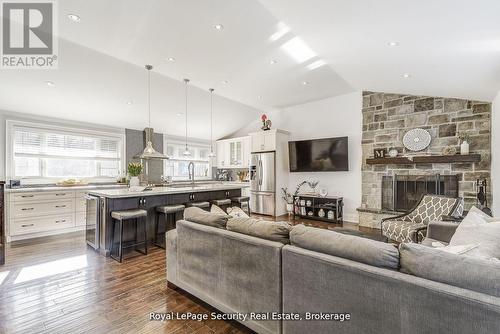 11310 Trafalgar Road, Halton Hills, ON - Indoor Photo Showing Living Room