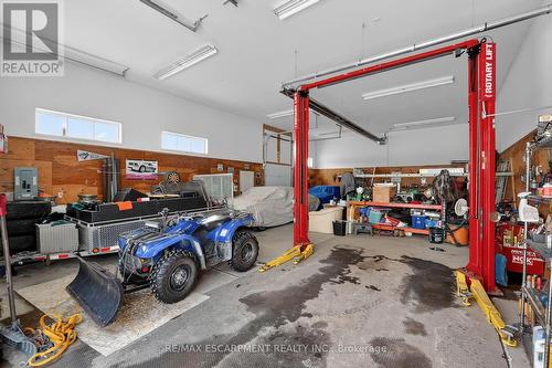 224 Mountain Road, Grimsby, ON - Indoor Photo Showing Garage
