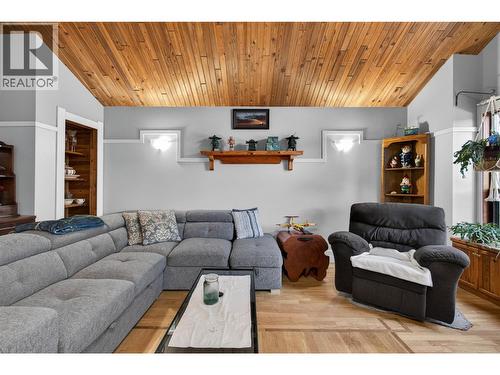 114 Timberlane Road, Enderby, BC - Indoor Photo Showing Living Room