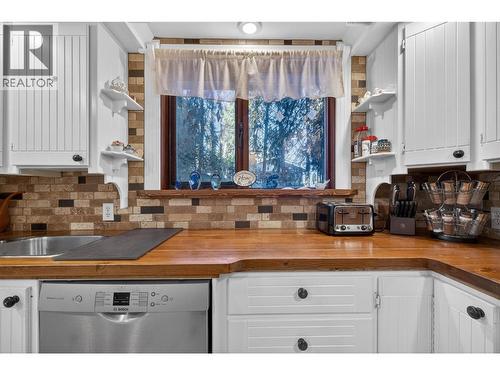 114 Timberlane Road, Enderby, BC - Indoor Photo Showing Kitchen
