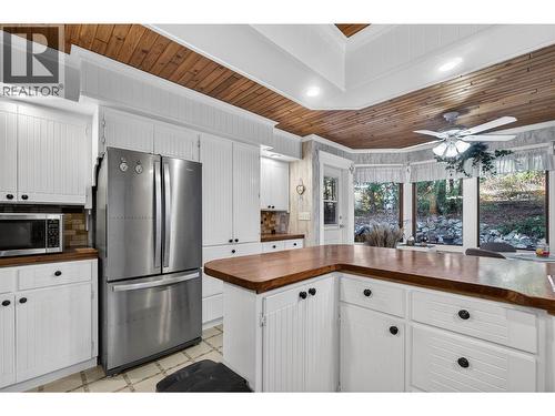 114 Timberlane Road, Enderby, BC - Indoor Photo Showing Kitchen