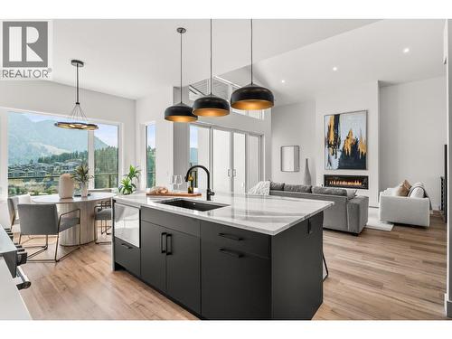 901 Melrose Street, Kelowna, BC - Indoor Photo Showing Kitchen With Upgraded Kitchen