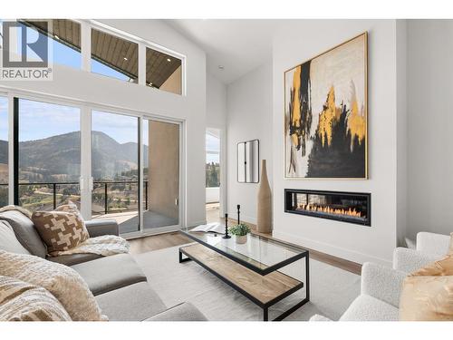 901 Melrose Street, Kelowna, BC - Indoor Photo Showing Living Room With Fireplace